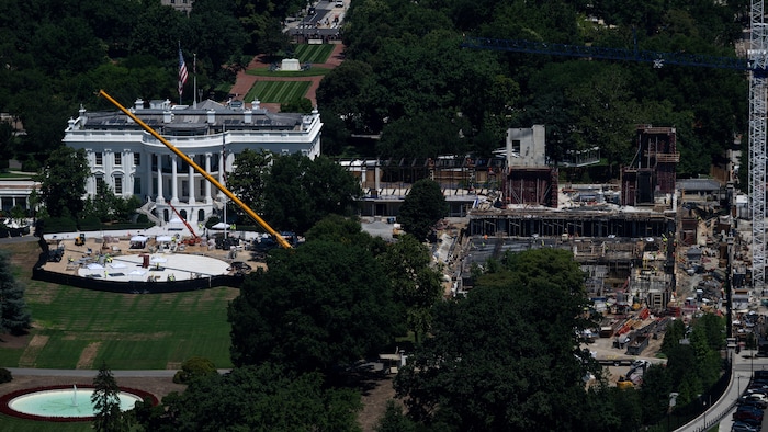 La Maison-Blanche entourée de chantiers et de travaux.