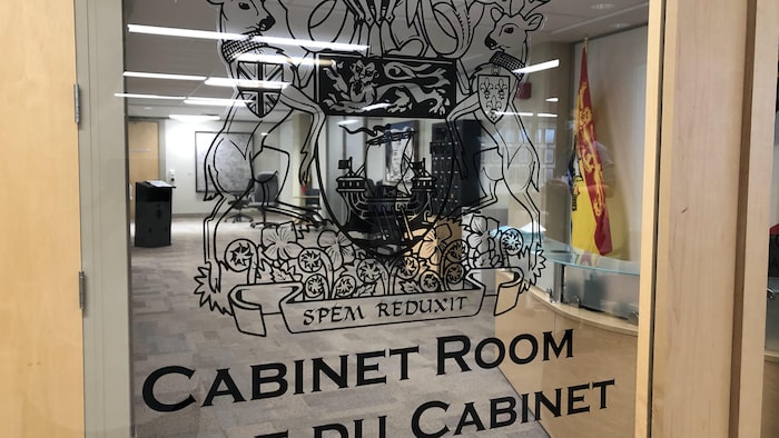 Logo dessiné sur la porte vitrée de la salle du Cabinet.