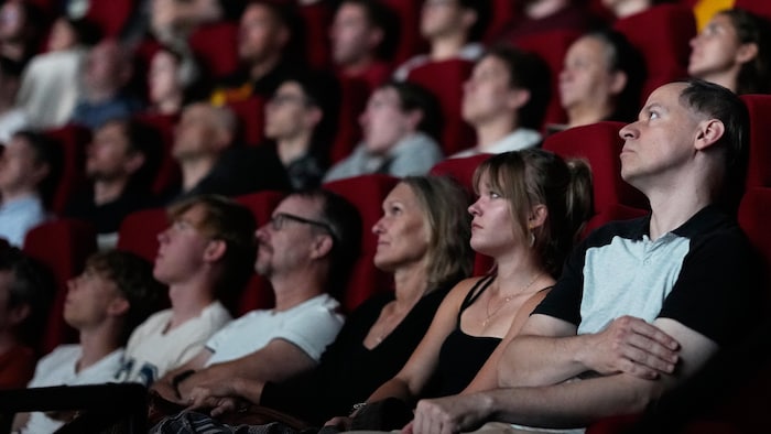 Des spectateurs regardent le film « L’Odyssée » sur IMAX 70 mm dans une salle de cinéma de Prague, en République tchèque, le lundi 27 juillet 2026.