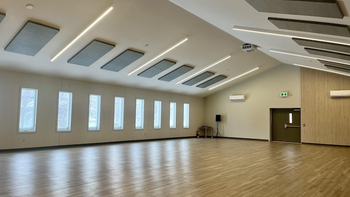Une salle vide avec un toit escarpé.