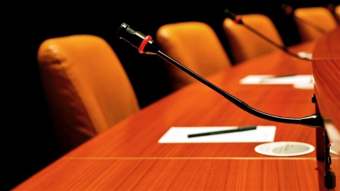 Une salle de conférence vide.