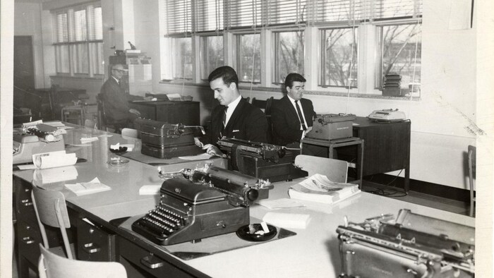 La salle des enquêteurs de la centrale de police Victoria, en 1966