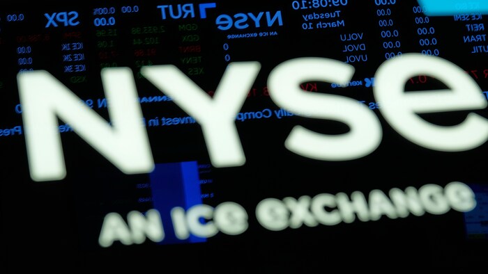 Des écrans affichent des informations financières dans la salle des marchés de la Bourse de New York.