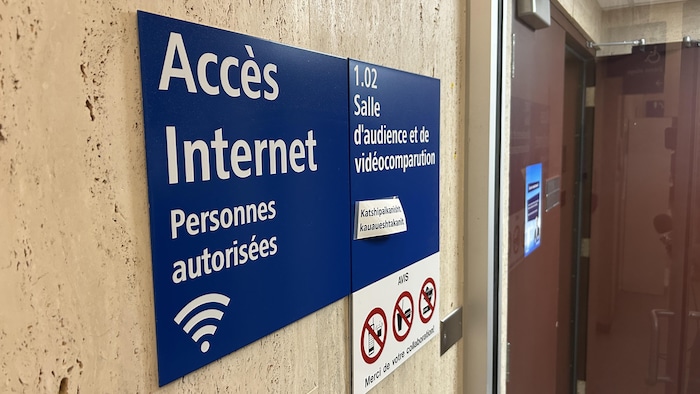 Un panneau indiquant la salle d'audience 1.02 du palais de justice de Sept-Îles.
