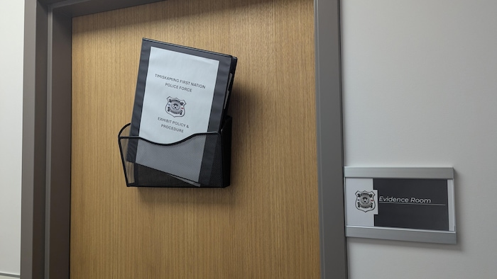 Une porte menant à la « evidence room », la salle des pièces à conviction.