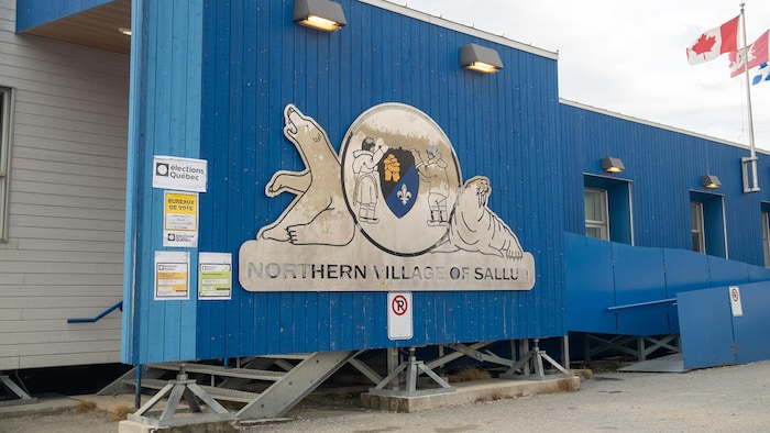L'extérieur de la mairie de Salluit.