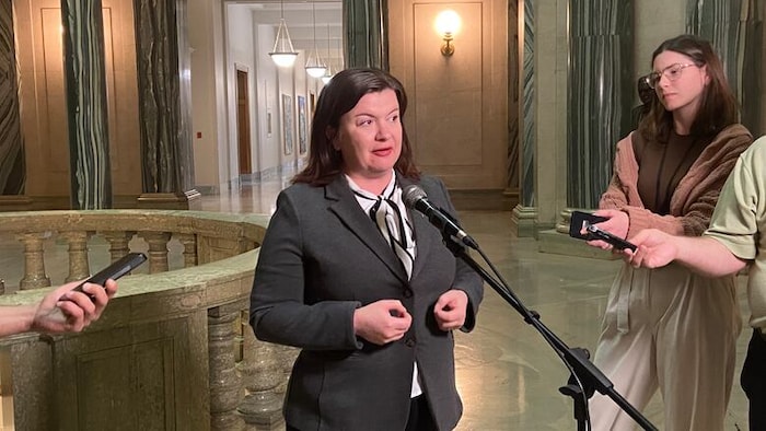 Sally Houser devant les journalistes à l'Assemblée législative saskatchewanaise.
