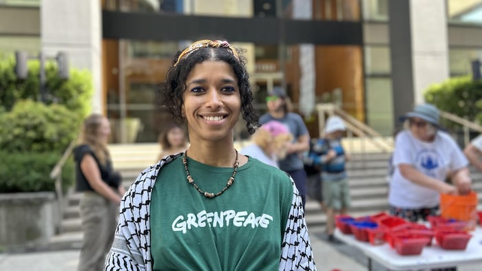 Salomé Sané regarde la caméra lors d'une manifestation de Greenpeace contre l'exploitation minière en eaux profondes.