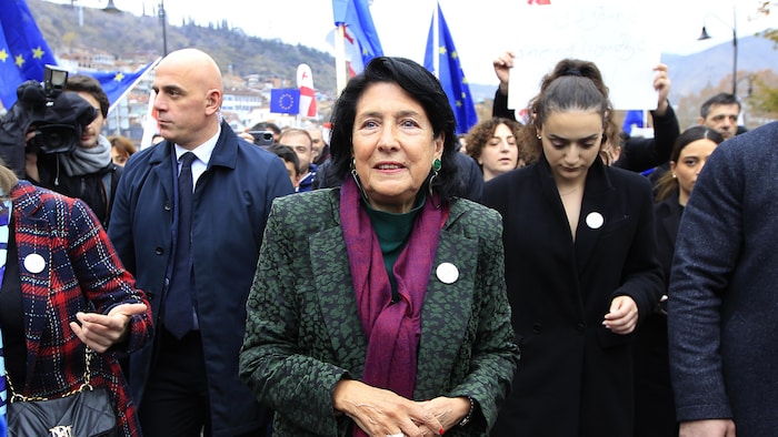 La présidente de la Géorgie, Salomé Zourabichvili, participe à une marche de soutien.