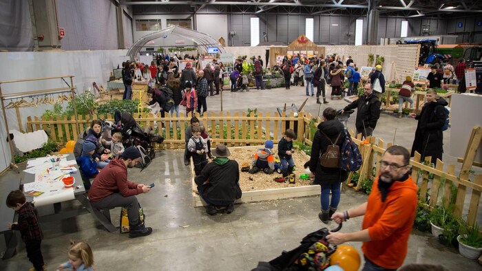 Des familles visitant le salon à ExpoCité.