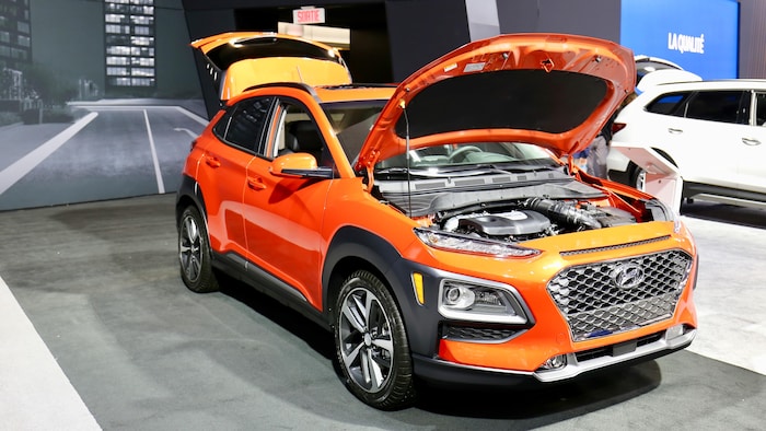 Un VUS Hyundai Kona, de couleur orange, en exposition au Salon de l’auto de Québec.