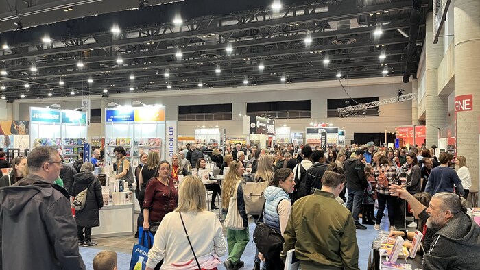 Une foule au salon.
