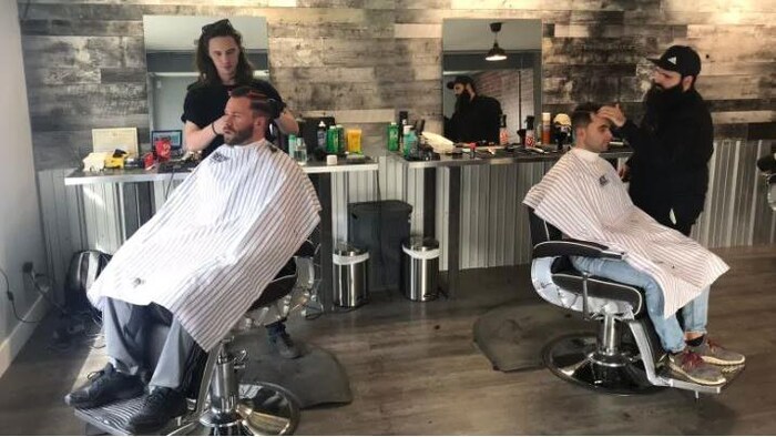 Le salon de coiffure.