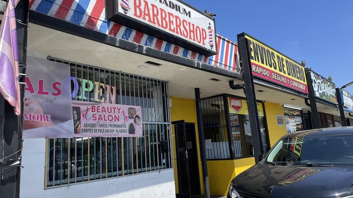 Un salon de coiffure situé dans un centre en face du stade.