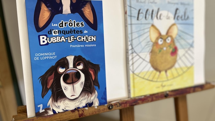 Deux livres pour enfant sont posés sur un chevalet.