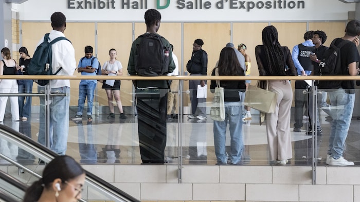Les demandeurs d’emploi font la queue pour avoir la chance de passer un entretien au salon de l’emploi de la CNE, qui se tiendra au Centre Enercare, à Toronto, le 29 juillet 2026.