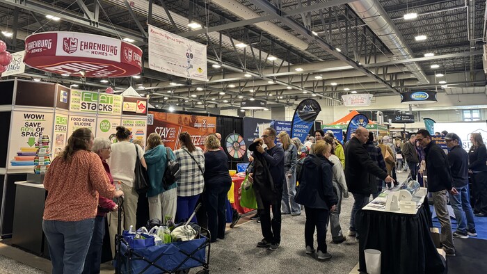 Des personnes devant des stands du Salon de l'habitation de Regina, le 28 mars 2026.