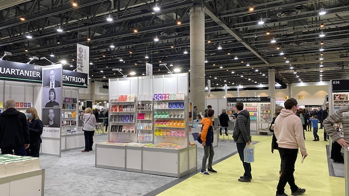 Les visiteurs regardent les kiosques du Salon du livre de Québec.