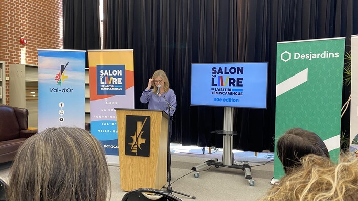 Sylvie Tremblay en conférence de presse. 