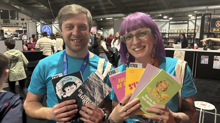 Olivier Courtois et Caroline Décoste tiennent des livres dans un décor animé.