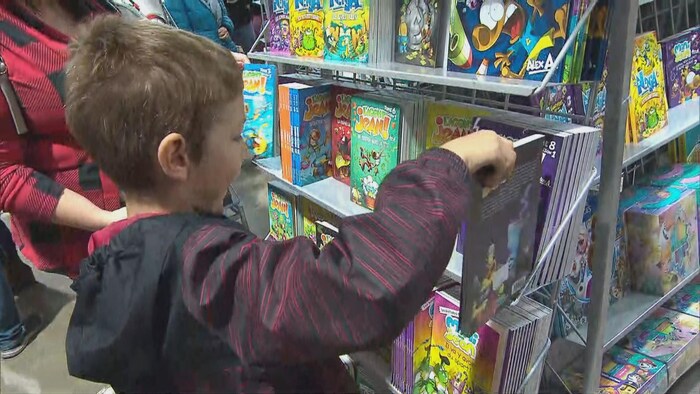 Un enfant regarde un livre.