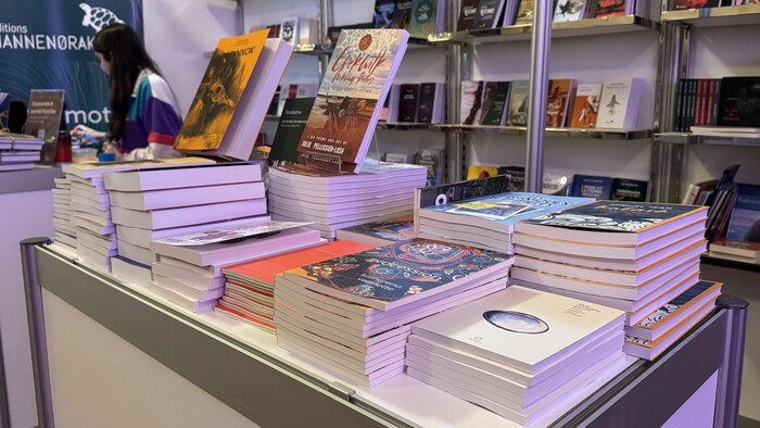 Des livres posés sur un comptoir