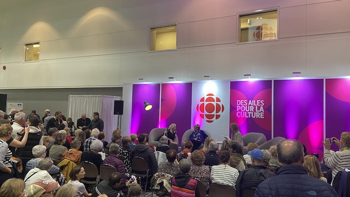 Une discussion entre Janette Bertrand et Louise Portal devant une foule.