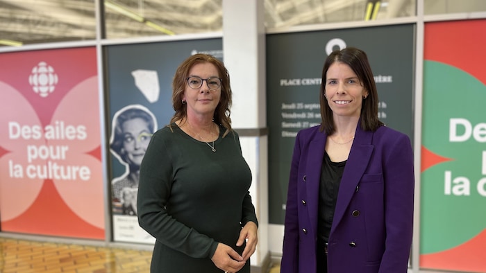 Deux femmes posent pour la caméra.