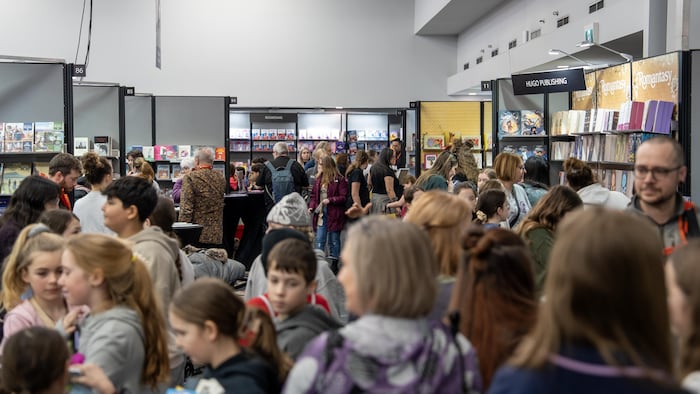 Des gens au Salon du livre de Trois-Rivières.