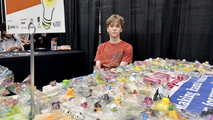Krystian Hildebrandt devant son kiosque de savons à Calgary en juin 2023.