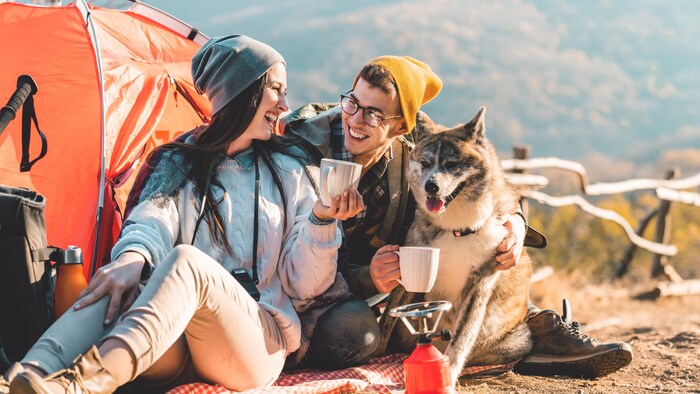 Un couple de campeurs, avec leur chien,