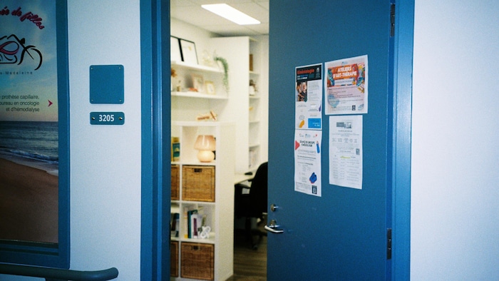 La porte qui donne sur le salon de prothèses capillaires est entrouverte.