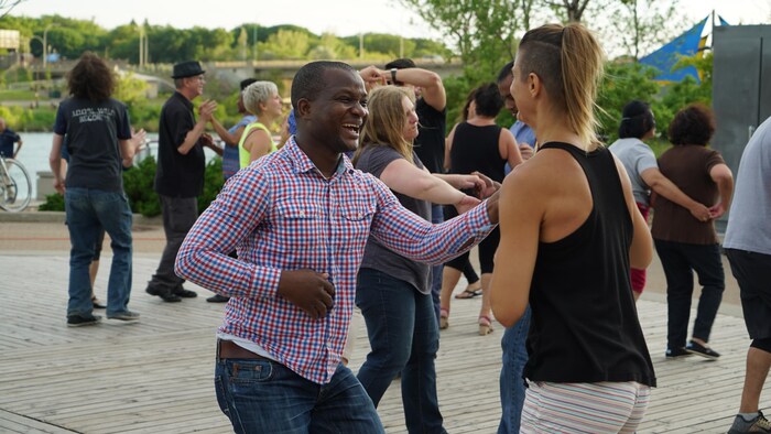 Personnes qui dansent la salsa avec Tagnon