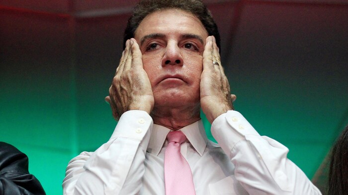 Salvador Nasralla essuie la sueur sur son visage pendant une conférence de presse.