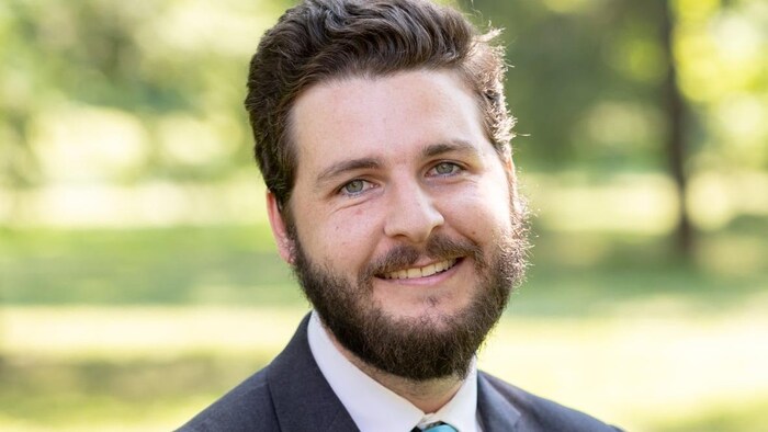 Sam Routley en costume et cravate