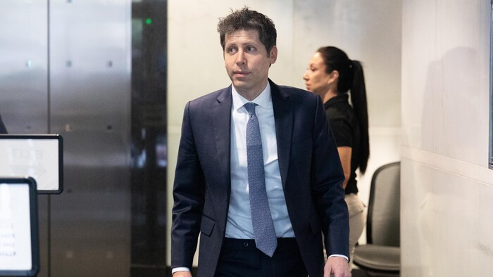 Sam Altman, PDG d'OpenAI, arrive au tribunal, le 12 mai 2026, à Oakland, en Californie.