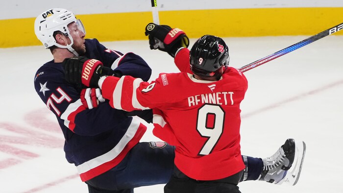 Deux joueurs de hockey se battent.