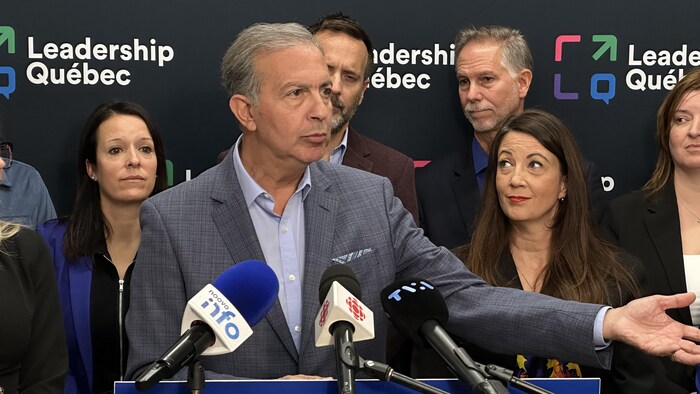 Sam Hamad tient un point de presse entouré des candidats de Leadership Québec.