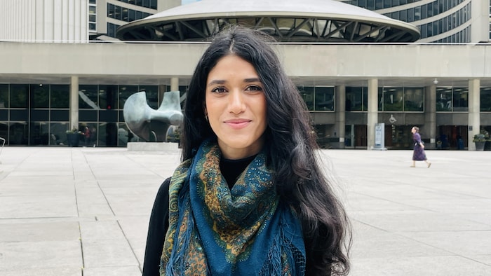 Saman Tabasinejad devant l’hôtel de ville de Toronto.