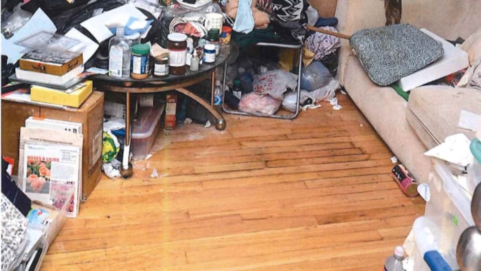 Le salon encombré de la maison de la victime.