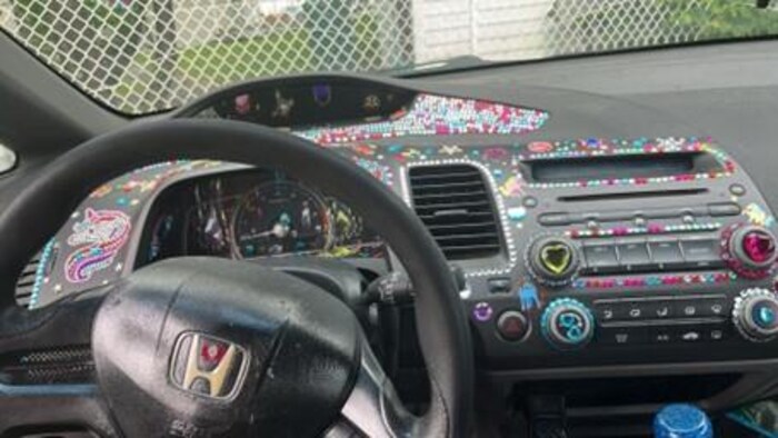 le tableau de bord d'un honda civic noir décoré avec des autocollants