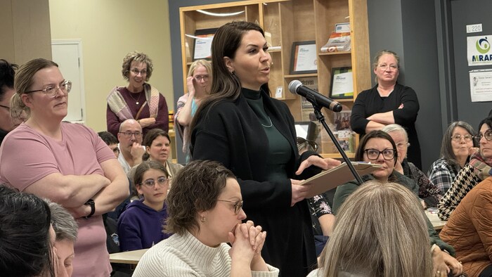 Entourée de parents et d'élèves de l'école Natagan, Samantha Émond s'adresse à la direction du CSS Harricana.