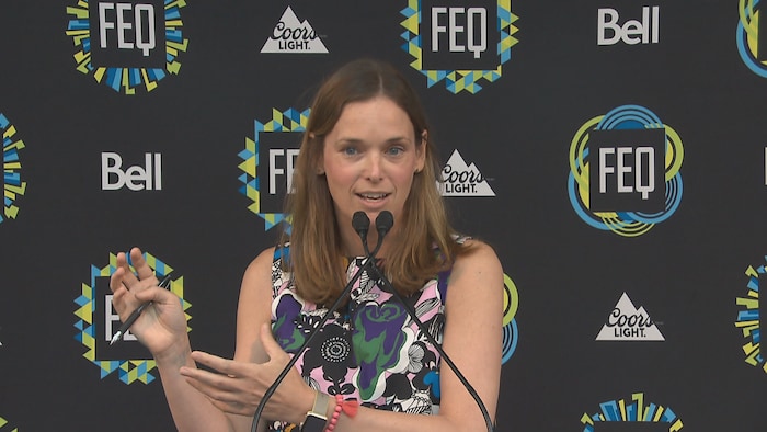 Samantha McKinley directrice des communications du Festival d'été de Québec lors d'un point de presse