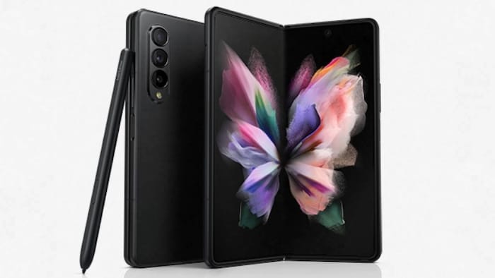 Trois téléphones intelligents mis côte à côte, l'un vu de côté, l'autre de dos, et l'autre ouvert en portefeuille et qui affiche un motif floral.