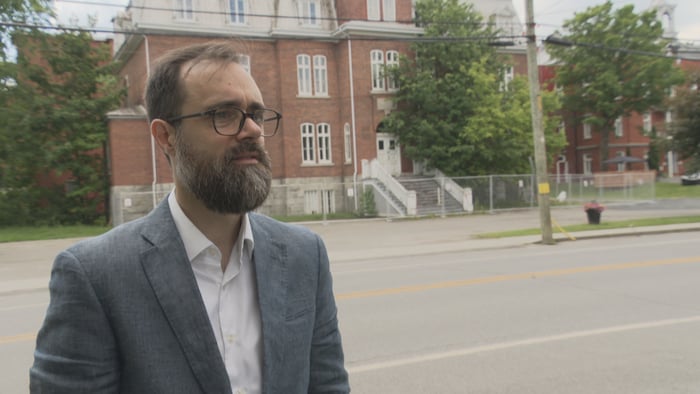 Samuel Gaudreau-Lalande se tient devant l'ancien collège des Ursulines. 
