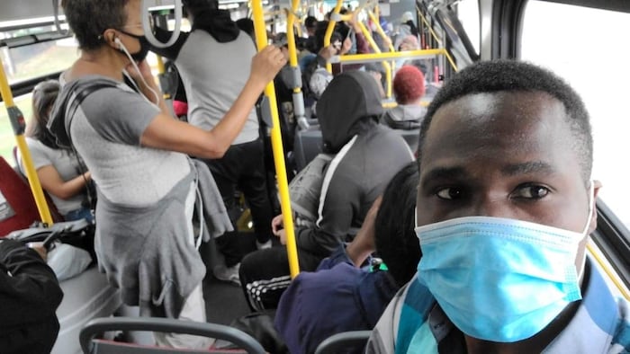 Un joven afrocanadiense en un transporte público en Toronto.