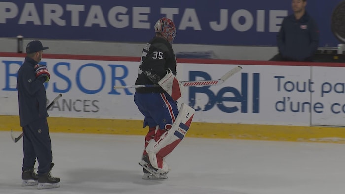 Le gardien se laisse glisser sur son patin gauche.
