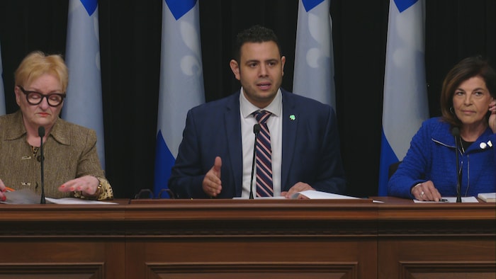 Le ministre Samuel Poulin, aux côtés de France Dionne et de Diane Lemieux, lors de l'annonce de la création d'un comité.
