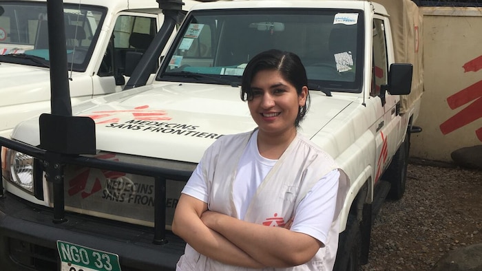 Sana Beg devant un véhicule de Médecins Sans Frontières Canada.