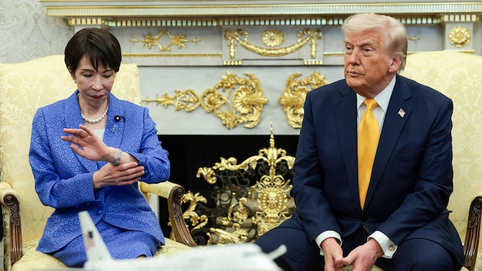 Sanae Takaichi regarde sa montre lors d'une rencontre avec Donald Trump.